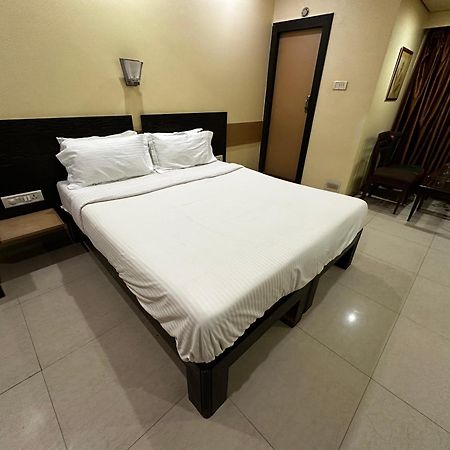 The Saffron Suites Sasupada Bagian luar foto