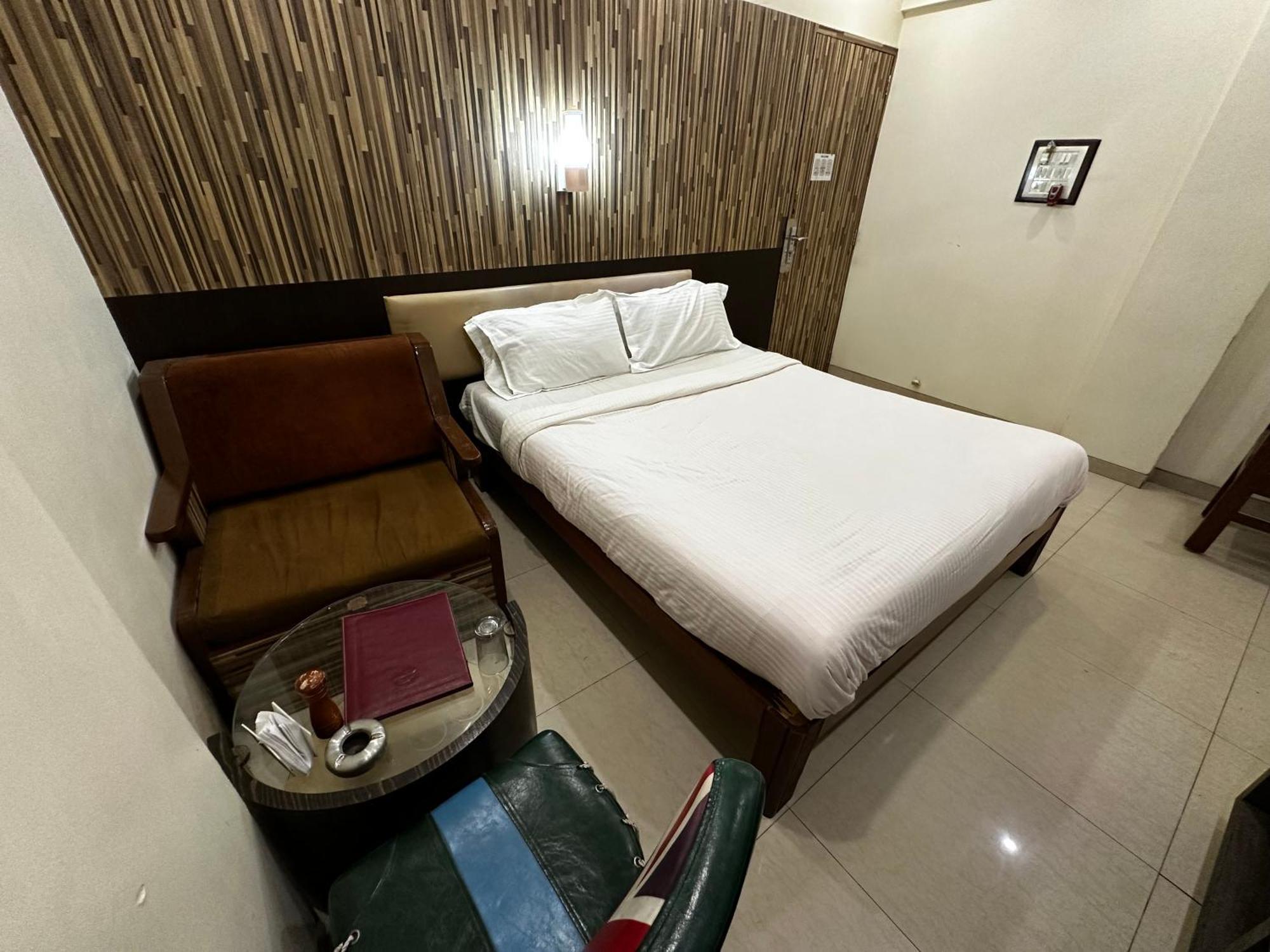 The Saffron Suites Sasupada Bagian luar foto