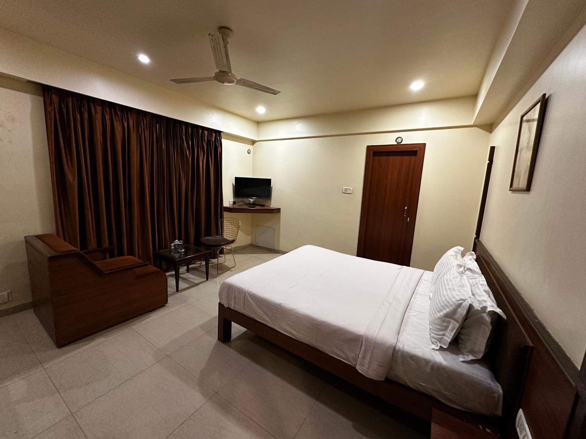 The Saffron Suites Sasupada Bagian luar foto