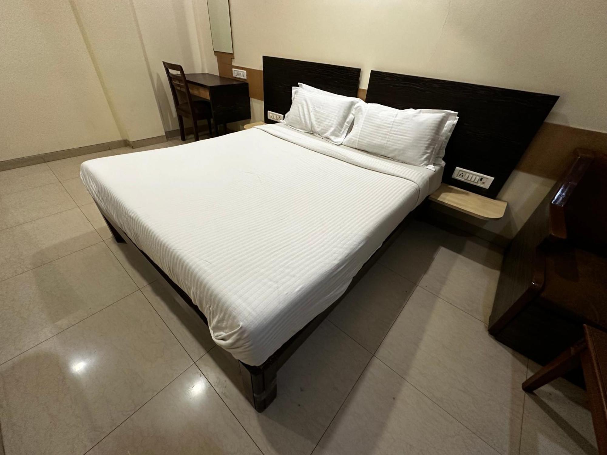 The Saffron Suites Sasupada Bagian luar foto