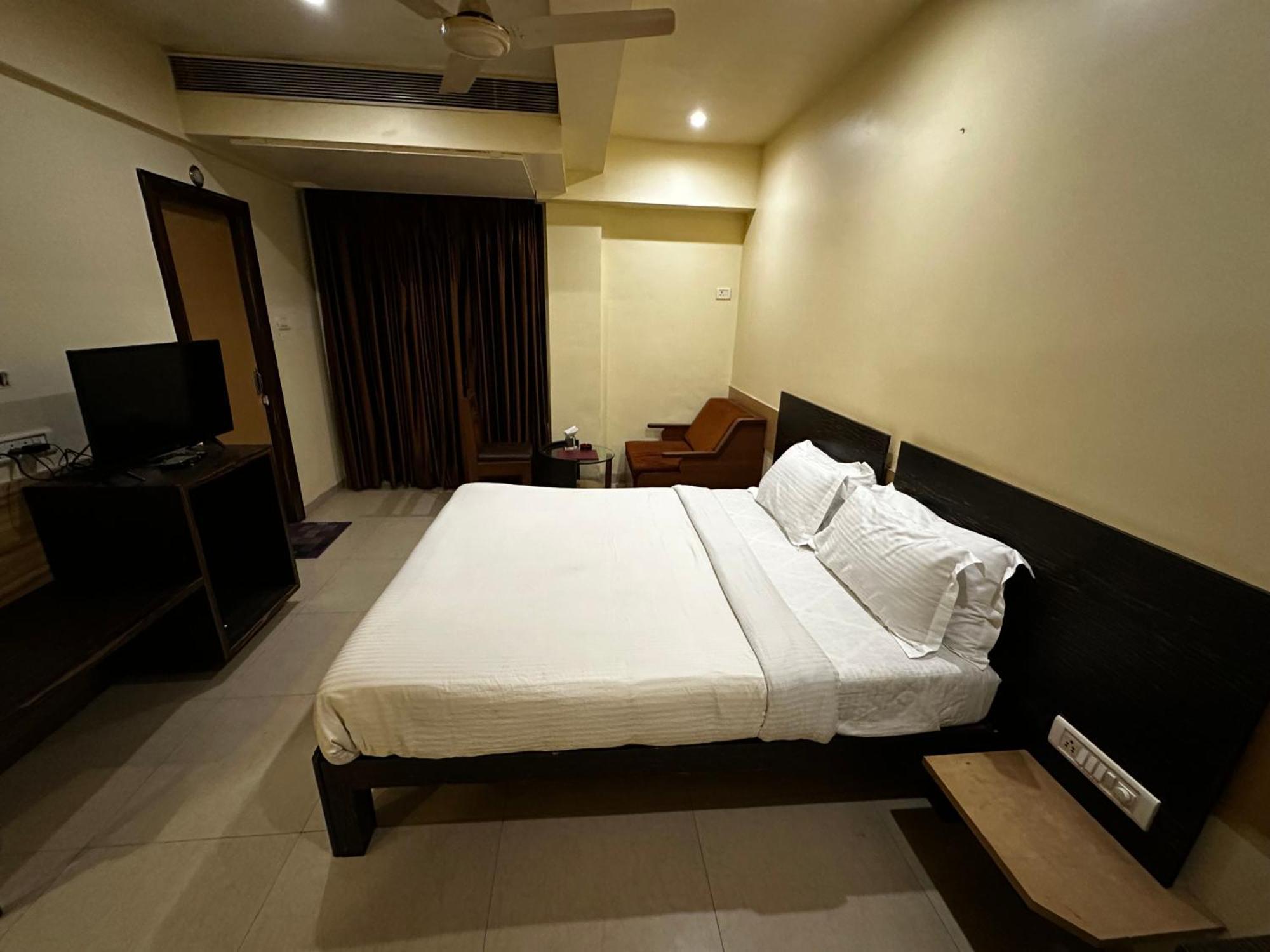 The Saffron Suites Sasupada Bagian luar foto