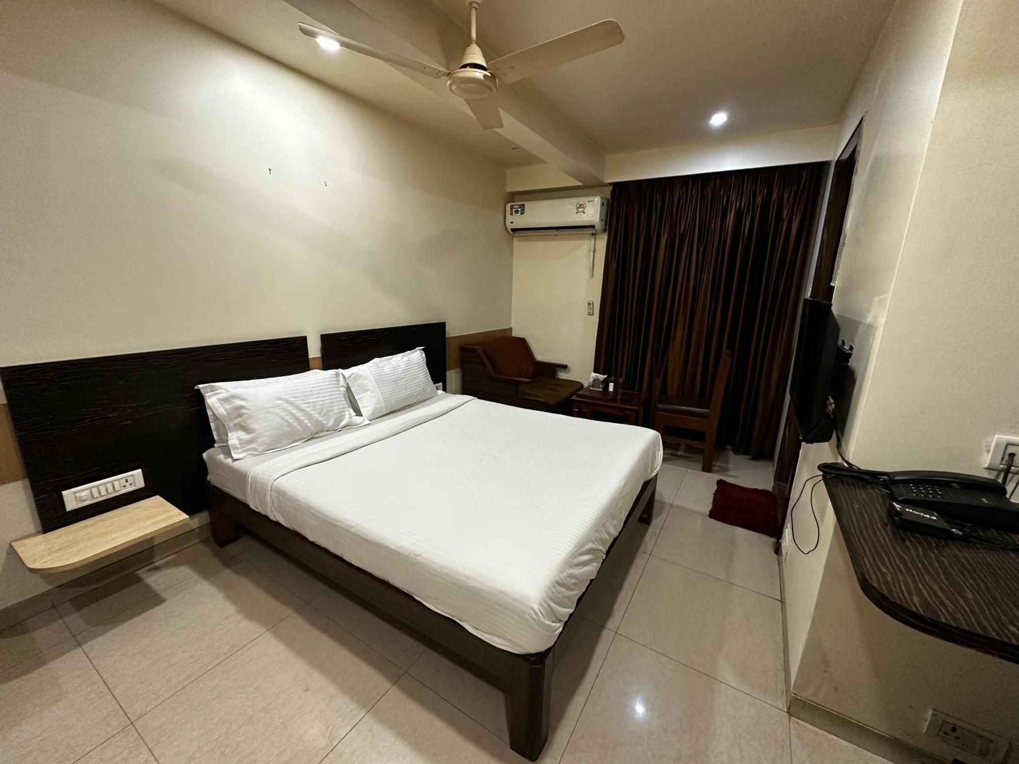 The Saffron Suites Sasupada Bagian luar foto
