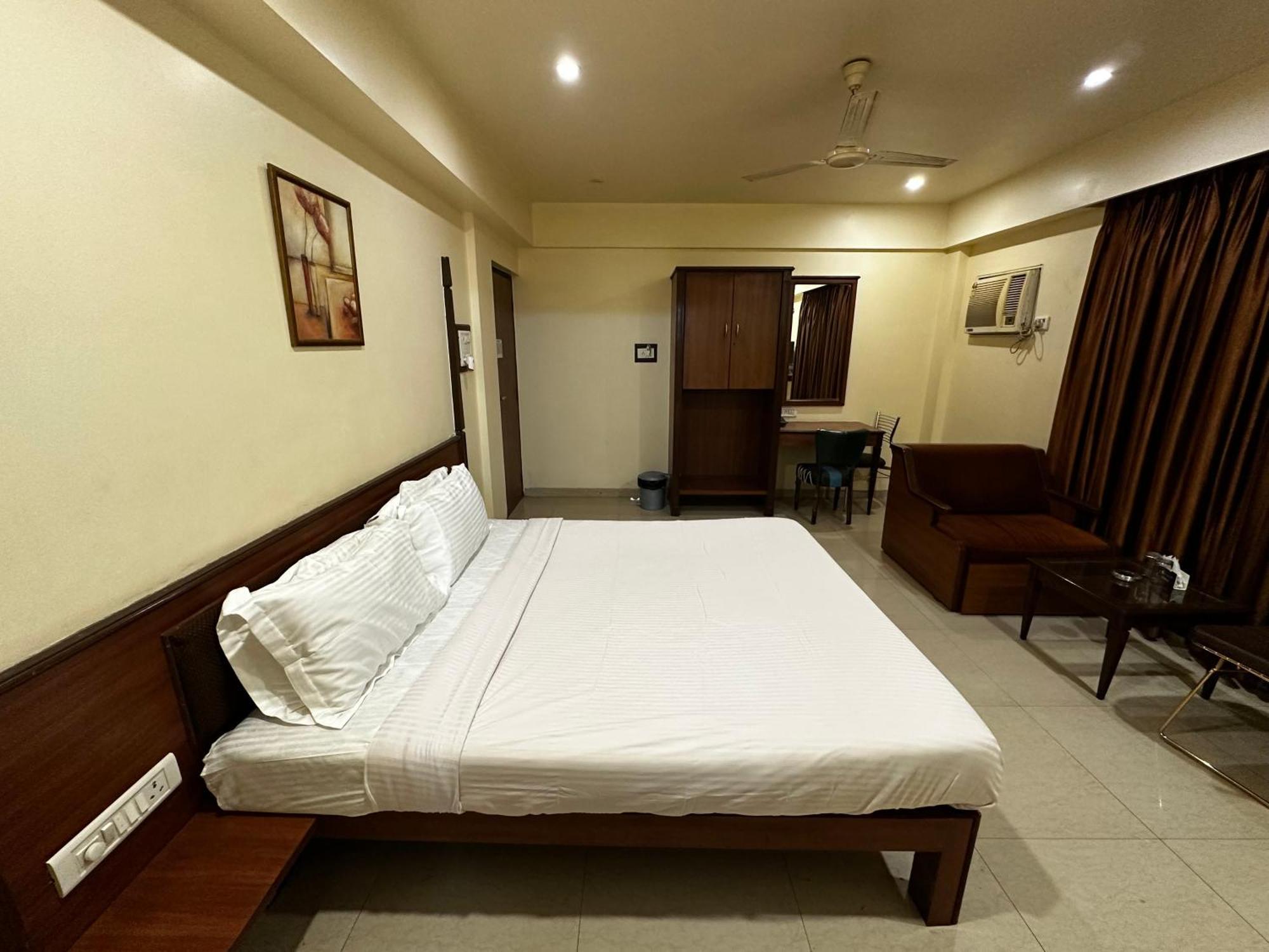 The Saffron Suites Sasupada Bagian luar foto